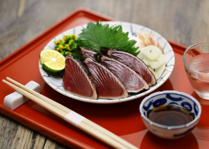 Katsuo no tataki, featuring katsuo sashimi with a smoky, grilled exterior.